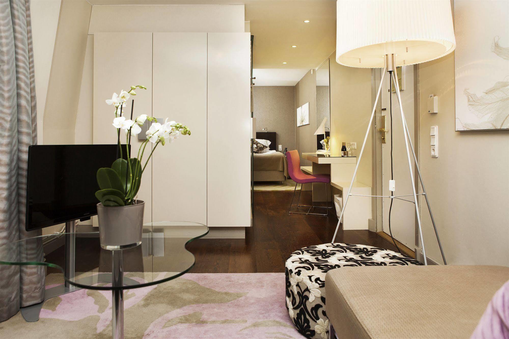 Elite Plaza Hotel 4*